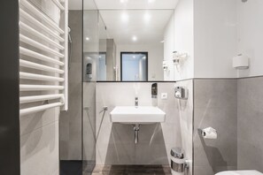 Quarto solteiro | Banheiro | Chuveiro, secador de cabelo, toalhas de banho, sabonete