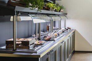 Petit déjeuner buffet servi tous les jours en supplément