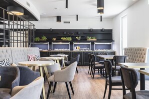 Daily buffet breakfast (EUR 16.90 per person) - Abasto Hotel München Feldmoching (Munich)