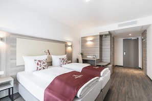 Business Double Room | Hypo-allergenic bedding, in-room safe, desk, laptop workspace