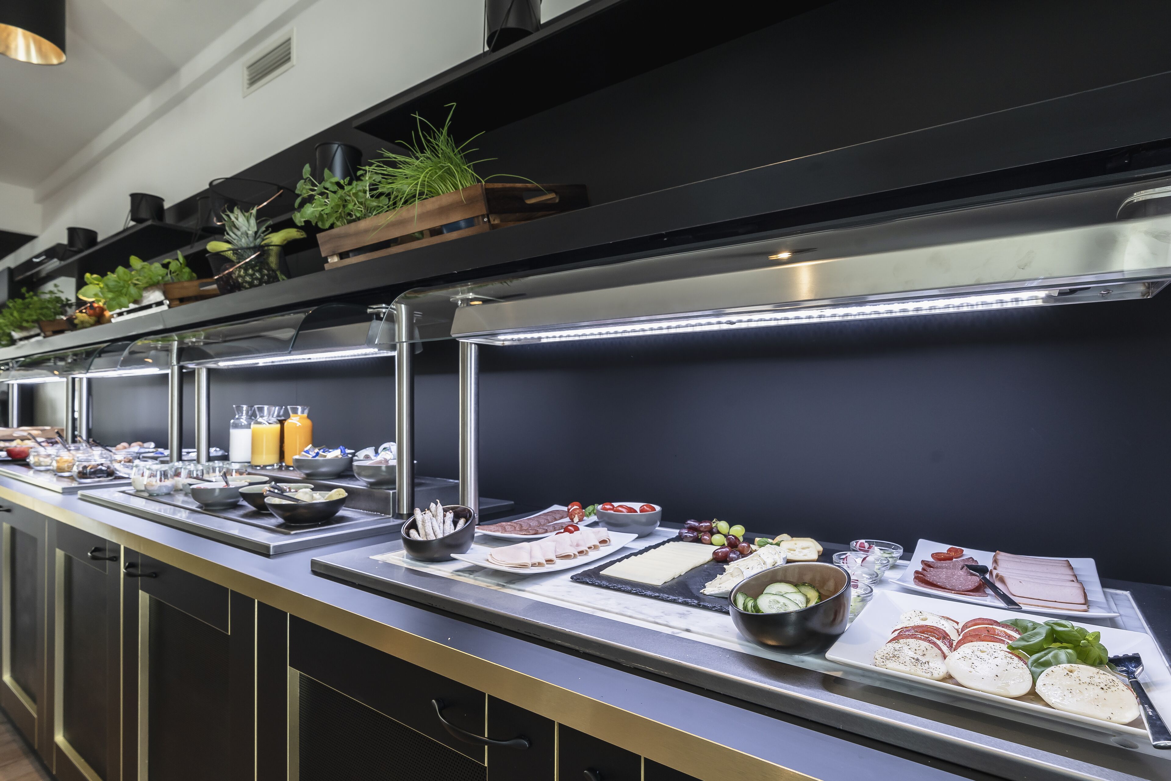 Ein reichhaltiges Buffet mit verschiedenen Speisen und Beilagen.
