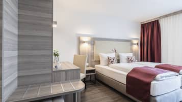 Ropa de cama hipoalergénica y caja de seguridad en la habitación