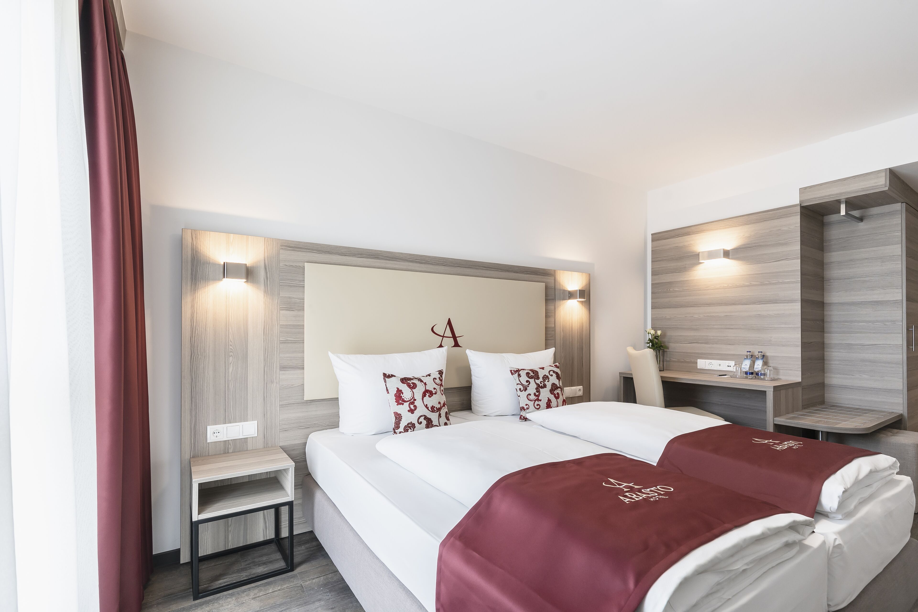 business double room | 1 bedroom, hypo-allergenic bedding, in-room safe, desk