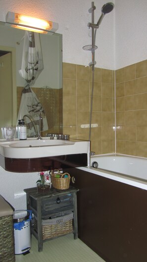 Bañera con ducha, secador de pelo, toallas, jabón