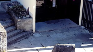 A building entrance with a concrete staircase leading up to a door marked "43 BATTIMENT B".