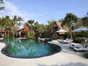 4 outdoor pools, pool umbrellas, sun loungers