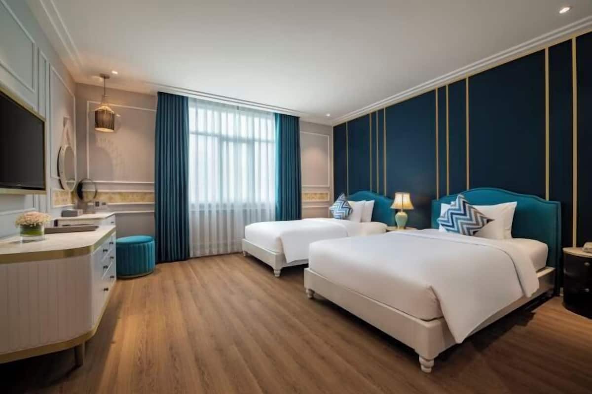 Premium bedding, minibar, desk, soundproofing