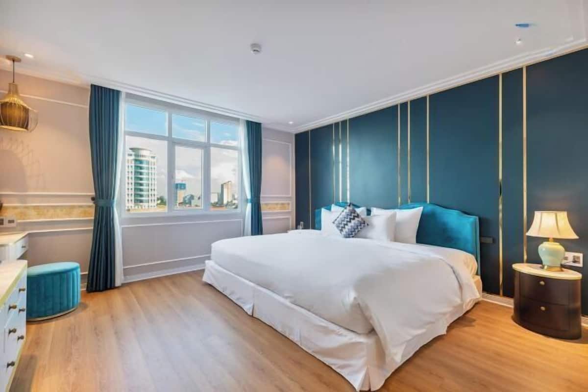 Premium bedding, minibar, desk, soundproofing