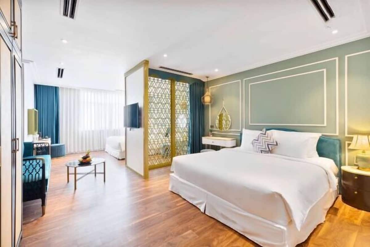 Premium bedding, minibar, desk, soundproofing