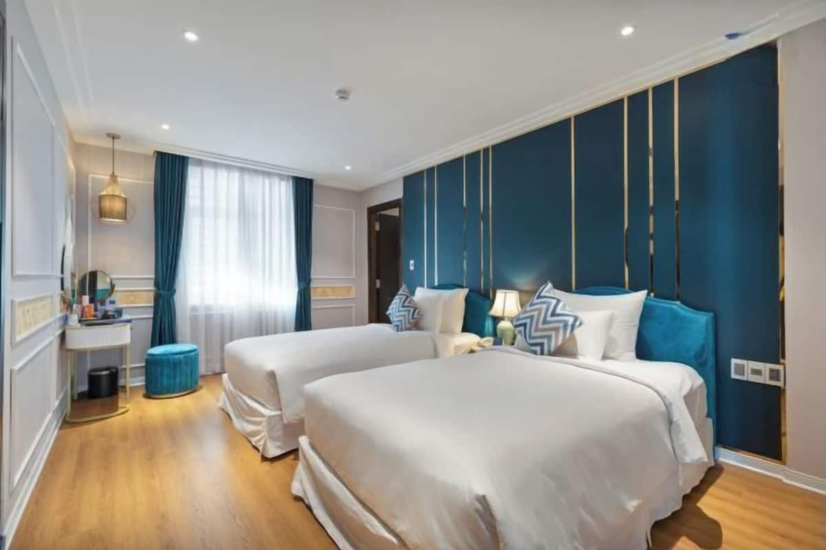 Premium bedding, minibar, desk, soundproofing