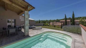 Een verwarmd zwembad