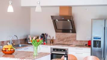 Een koelkast, een microgolfoven, een oven, een vaatwasser