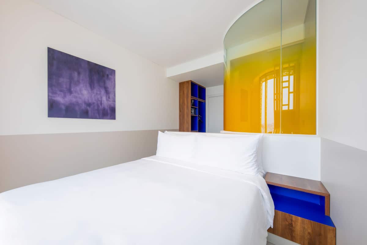 Huone, 1 keskisuuri parisänky | Ylelliset vuodevaatteet, untuvapeitot