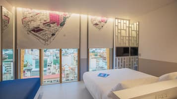Wink Luxe Cityview | Minibar, in-room safe, desk, laptop workspace