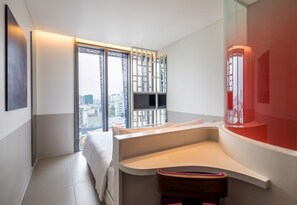 1 Queen Bed, City View | เครื่องนอนระดับพรีเมียม, มินิบาร์, ตู้นิรภัยในห้องพัก, โต๊ะทำงาน