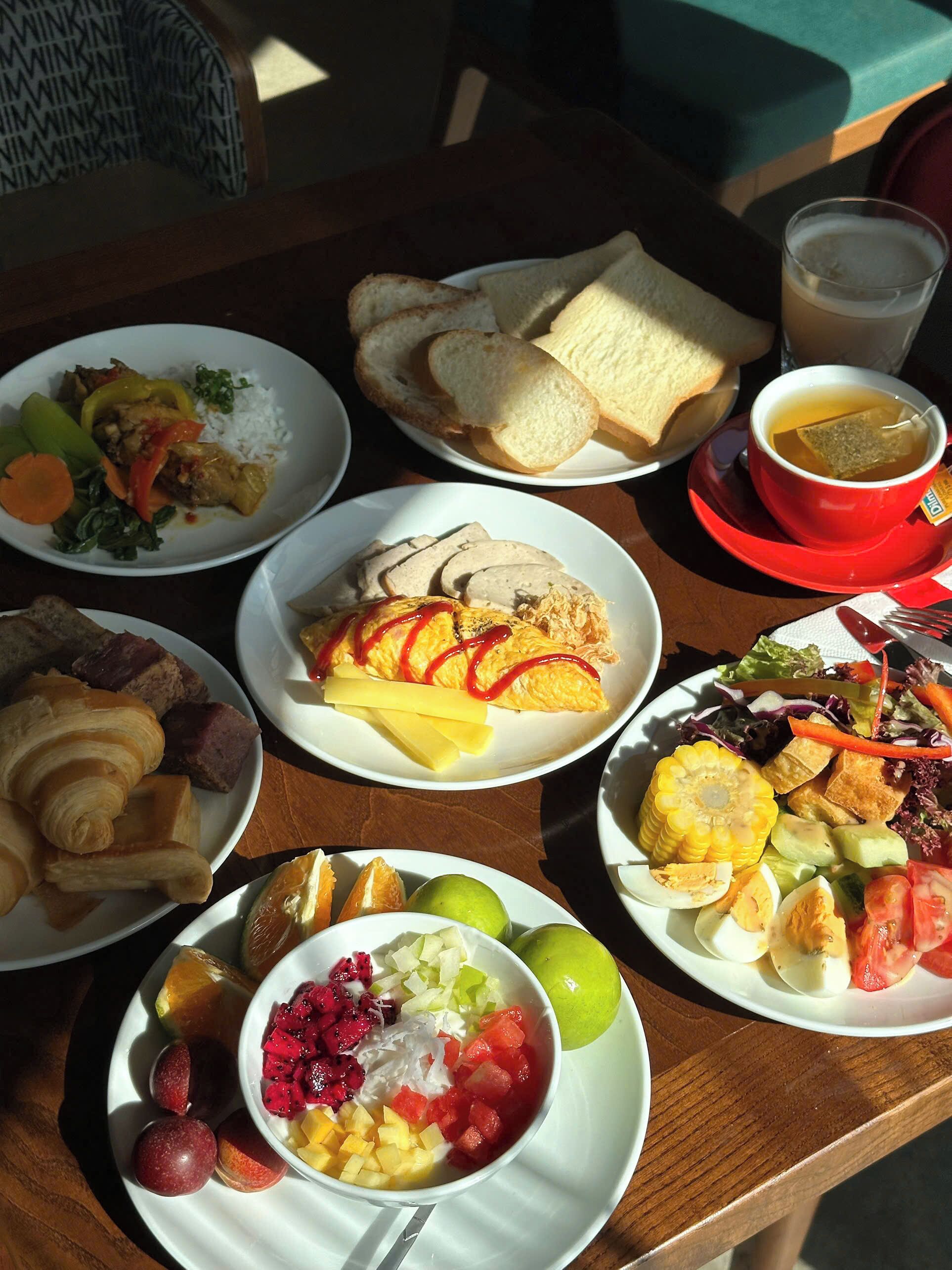 Free daily buffet breakfast