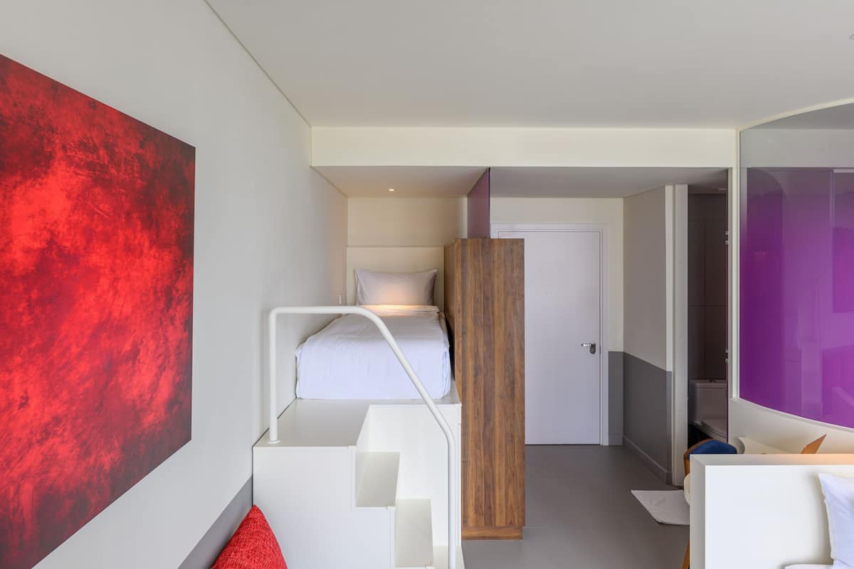 Deluxe-rum - utsikt mot staden (1 King Bed) | SÀngtillbehör av högsta kvalitet, duntÀcken och Select Comfort-madrasser