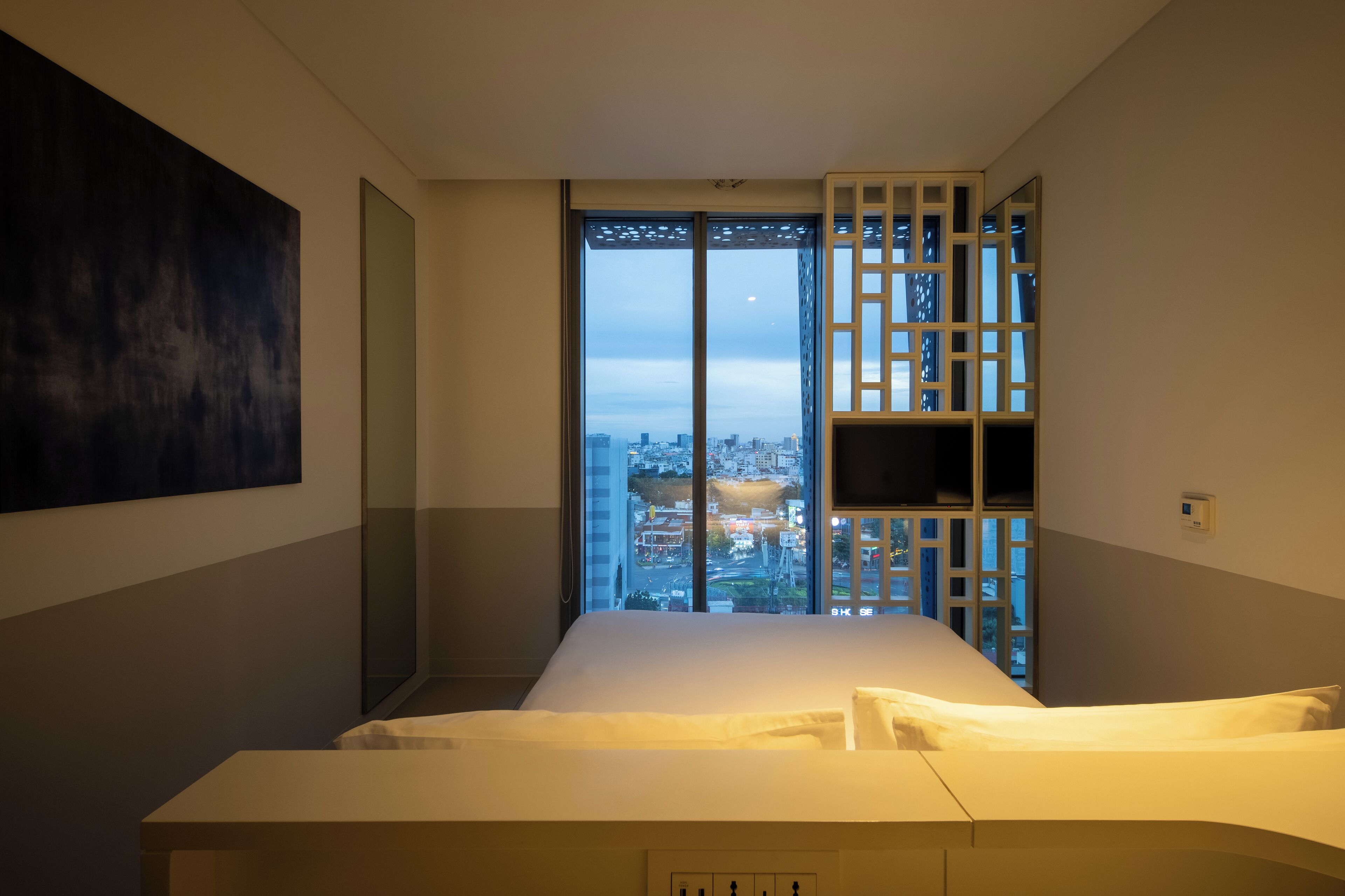 premier room, 1 queen bed, city view (flexible check-in and check-out time) | 1 bedroom, minibar, in-room safe, desk