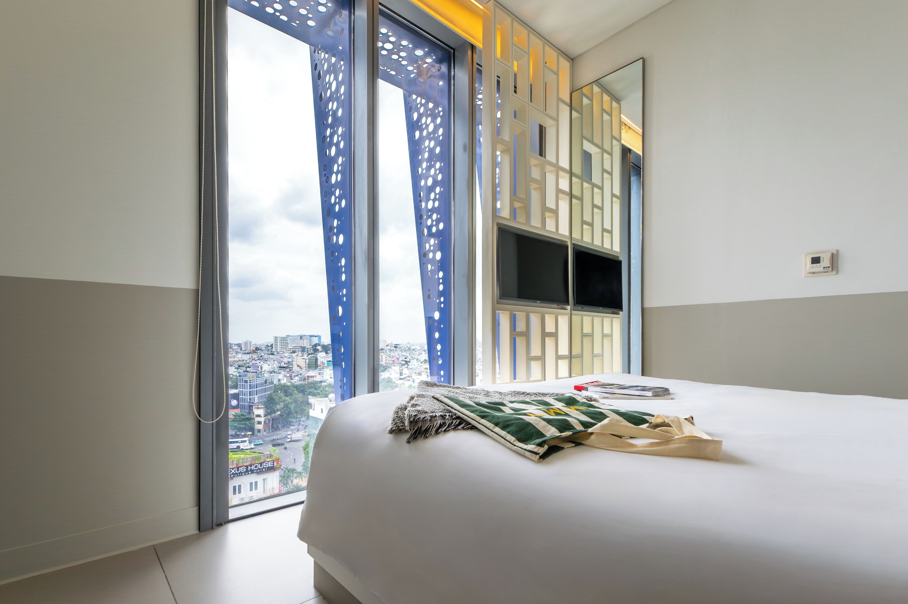 1 Queen Bed, City View | Ylelliset vuodevaatteet, untuvapeitot