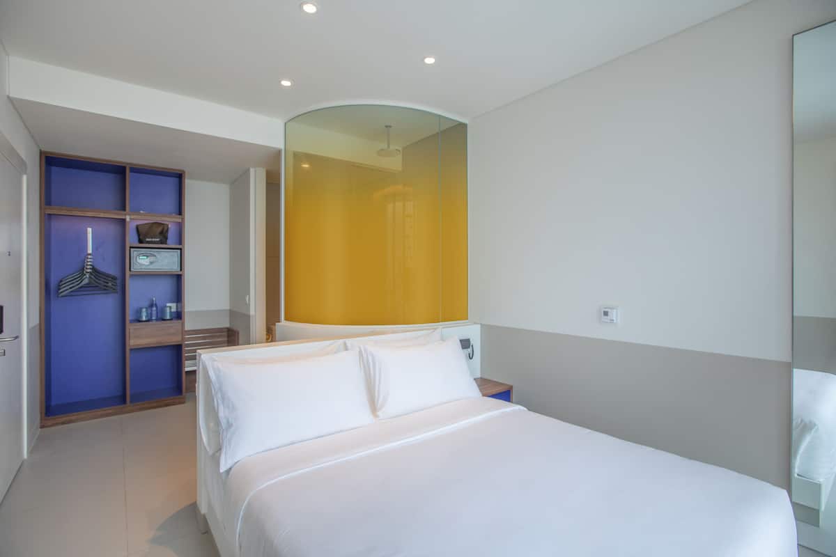 Minibar, caja de seguridad en la habitación y escritorio