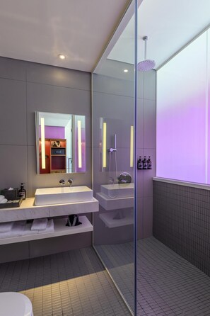 Deluxe Room, City View (1 King Bed) | Bathroom | Shower, rainfall showerhead, eco-friendly toiletries, hair dryer