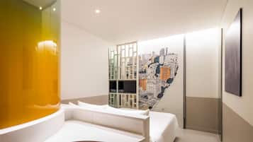 Basic Room, 1 Queen Bed | Minibar, in-room safe, desk, laptop workspace