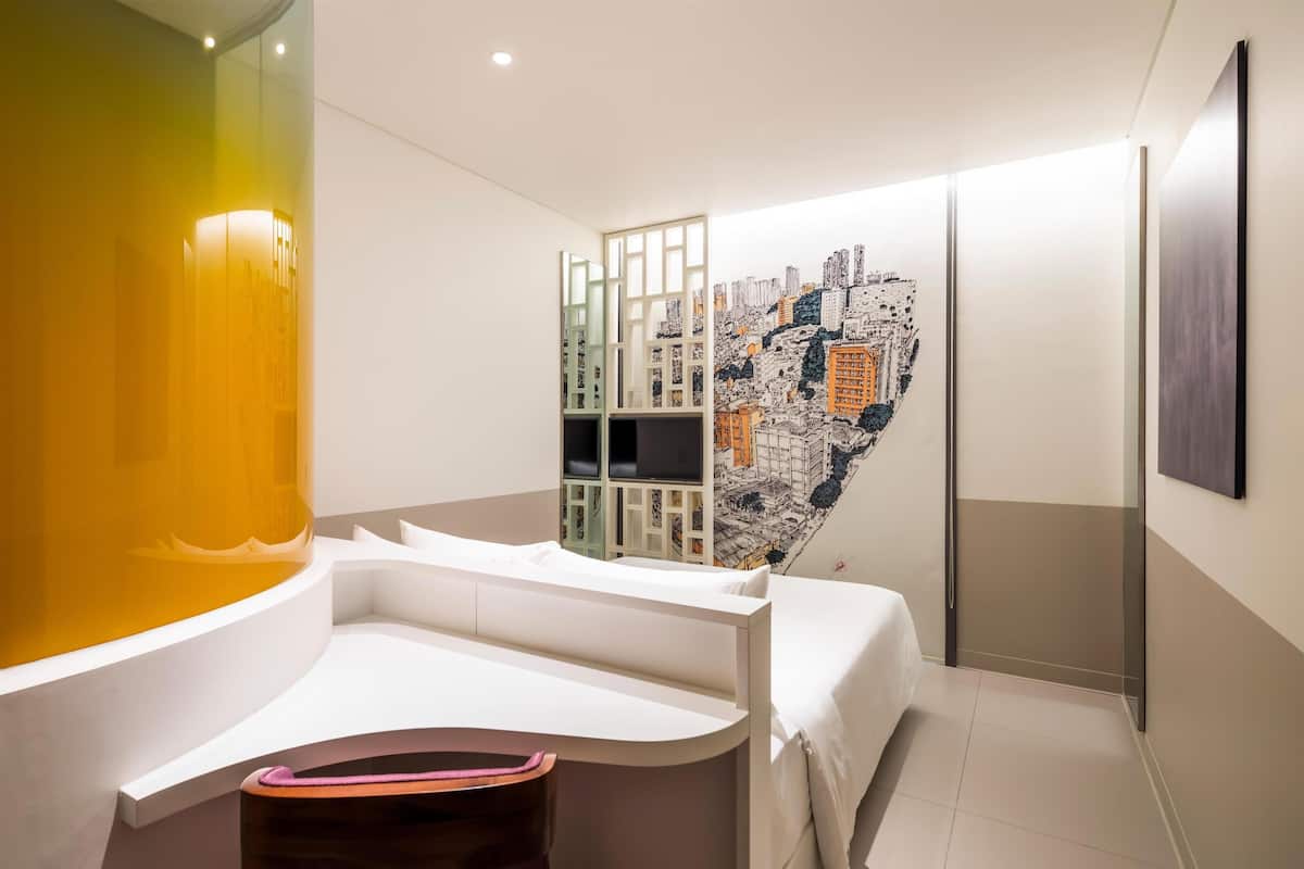 Habitación básica, 1 cama Queen size | Ropa de cama de alta calidad y minibar