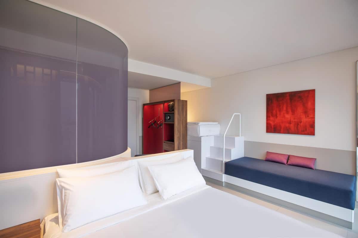 Habitación Deluxe, vistas a la ciudad (1 King Bed) | Ropa de cama de alta calidad y edredones de plumas