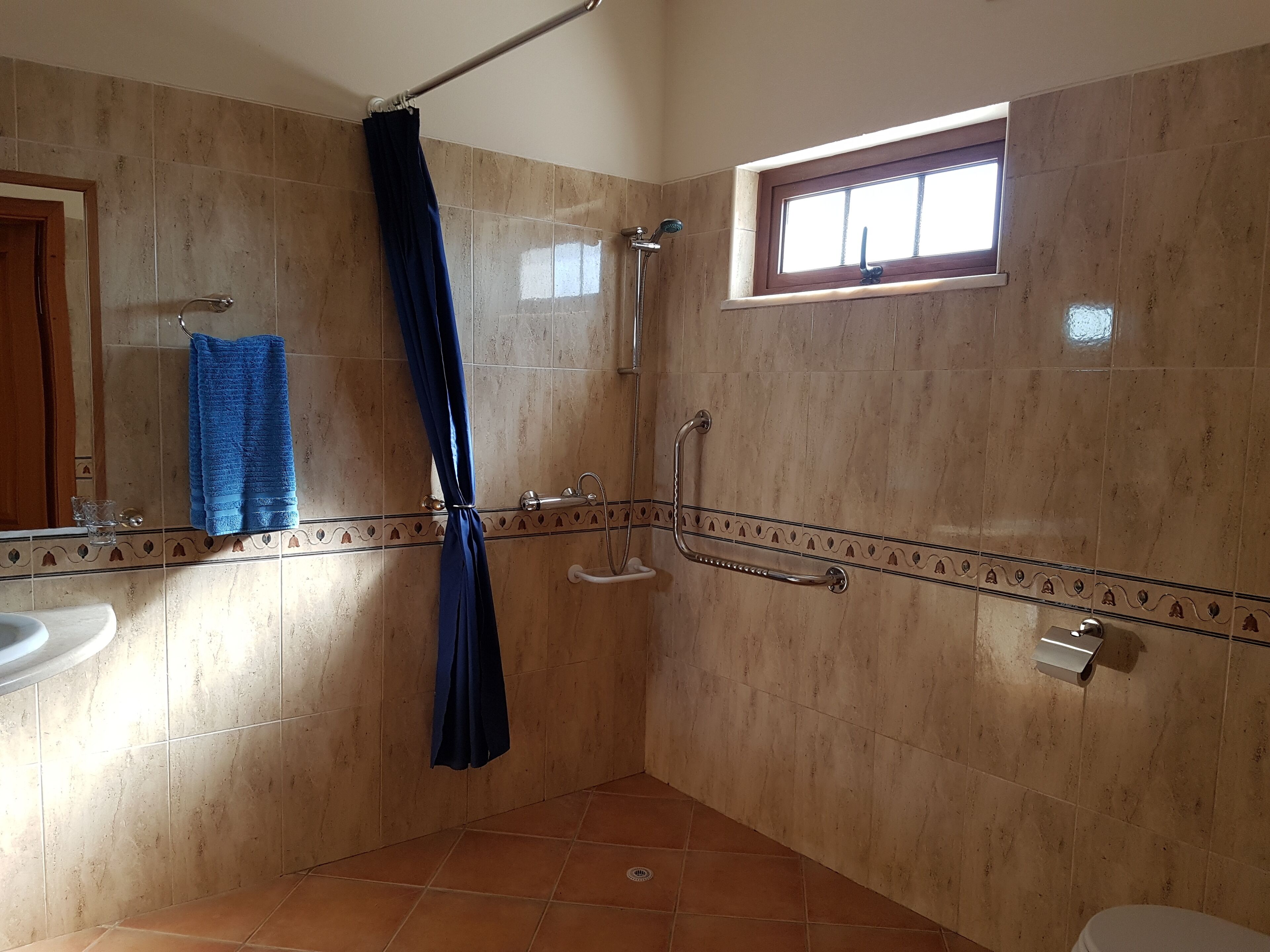 Ensemble douche/baignoire, sèche-cheveux, bidet, serviettes fournies