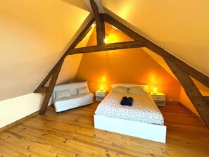 3 quartos, ferros/tábuas de passar roupa, berço de viagem