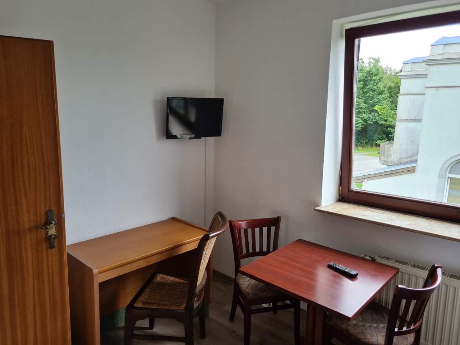 breakfast, lunch, dinner served; german cuisine