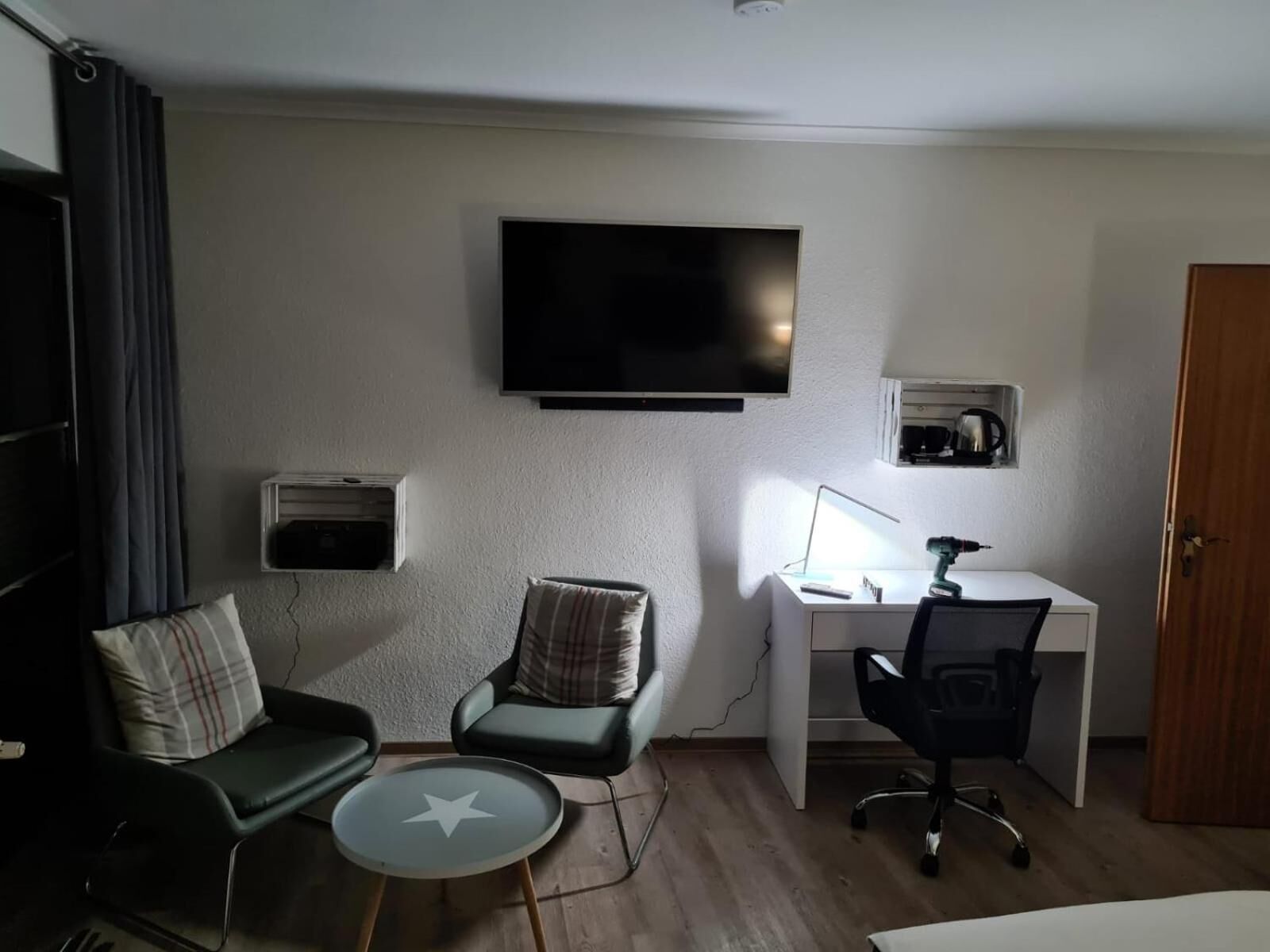 42-inch smart tv with satellite channels, tv, netflix