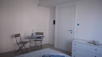 Quarto família, 1 cama Queen, banheiro privativo, vista para o jardim (Maestra) | Escrivaninha, espaço de trabalho para notebook, quartos à prova de som