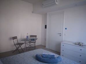 Family Room, 1 Queen Bed, Private Bathroom, Garden View (Maestra) | Desk, laptop workspace, soundproofing, free cribs/infant beds - Il Giardino di Anna (Cagliari)