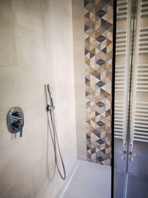 Habitación familiar, 1 cama de matrimonio, baño privado, vistas al jardín (Maestra) | Ducha del cuarto de baño