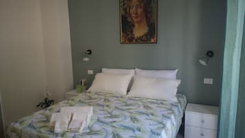Camera familiare con letto matrimoniale o 2 letti singoli, bagno privato (Dottore) | Una scrivania, postazione laptop, insonorizzazione