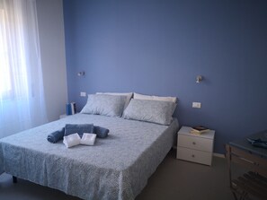 Family Room, 1 Queen Bed, Private Bathroom, Garden View (Maestra) | Desk, laptop workspace, soundproofing, free cots/infant beds - Il Giardino di Anna (Cagliari)