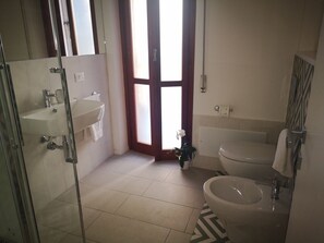 Superior Double or Twin Room, 1 Queen Bed, Private Bathroom, Garden View (Scrittore) | Bathroom | Shower, rainfall showerhead, hair dryer, bidet - Il Giardino di Anna (Cagliari)