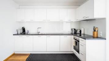 Een koelkast, een magnetron, een oven, een kookplaat