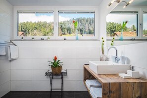 Shower, hair dryer, towels - Stylish Apartment "Dreiländerblick" with Private Balcony and Wi-Fi (Hörbranz)
