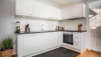 Een koelkast, een oven, een kookplaat, een vaatwasser