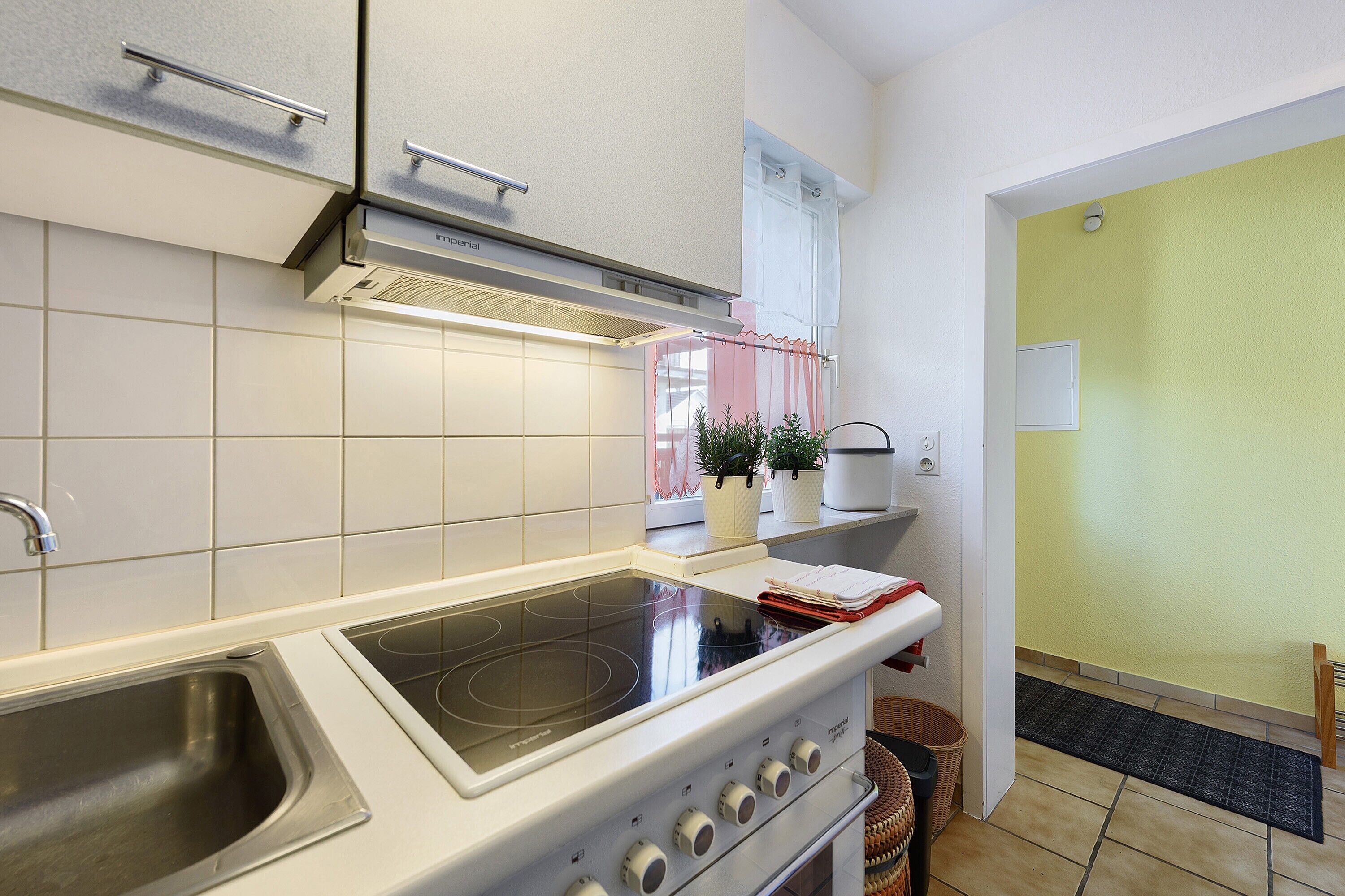 Fridge, oven, stovetop, coffee/tea maker