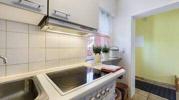 Fridge, oven, stovetop, coffee/tea maker