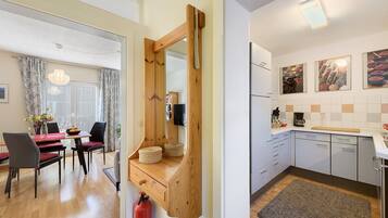 Kühlschrank, Ofen, Herdplatte, Wasserkocher mit Kaffee-/Teezubehör