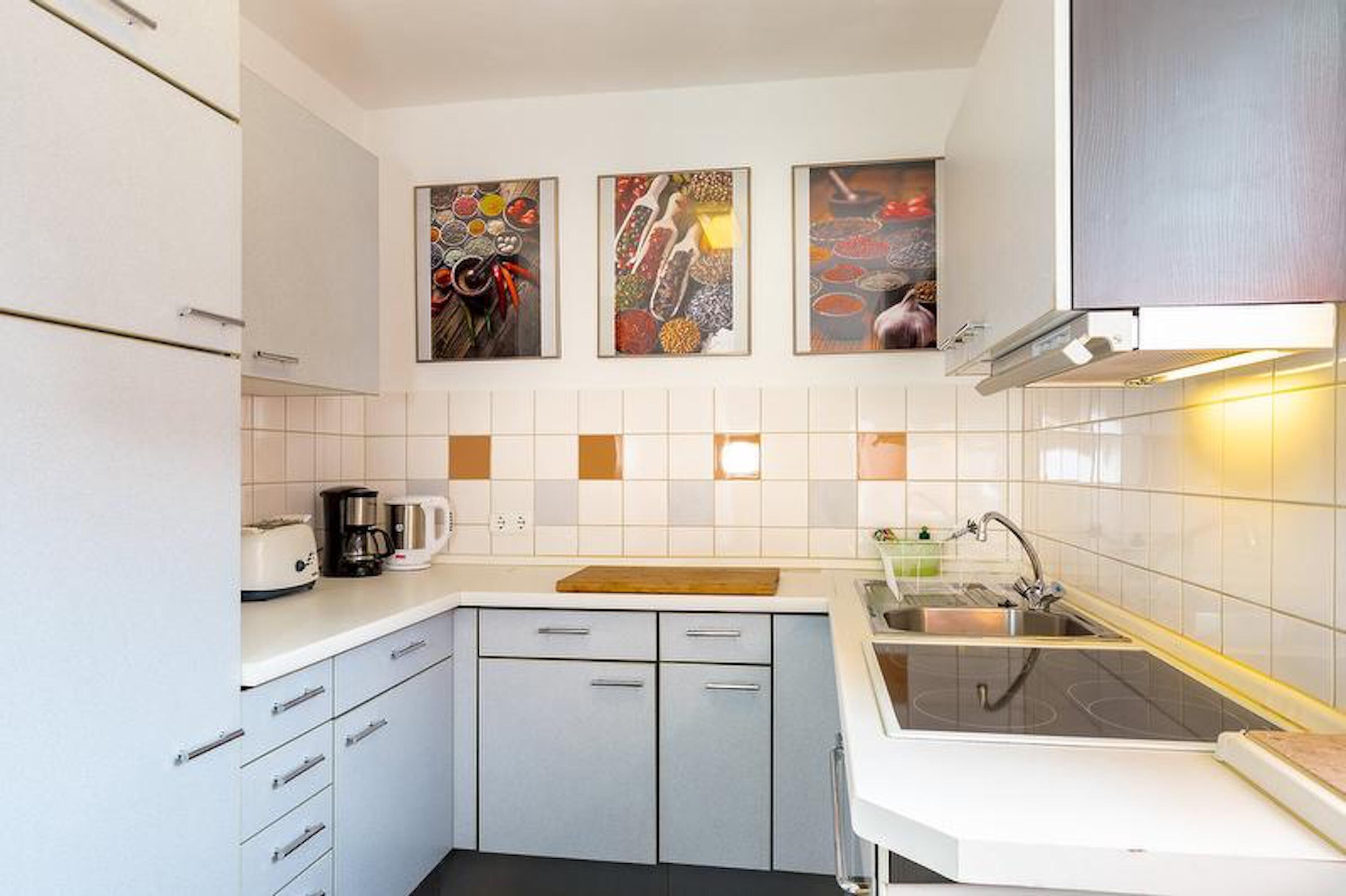 Refrigerador, horno, parrilla de estufa y cafetera y tetera 