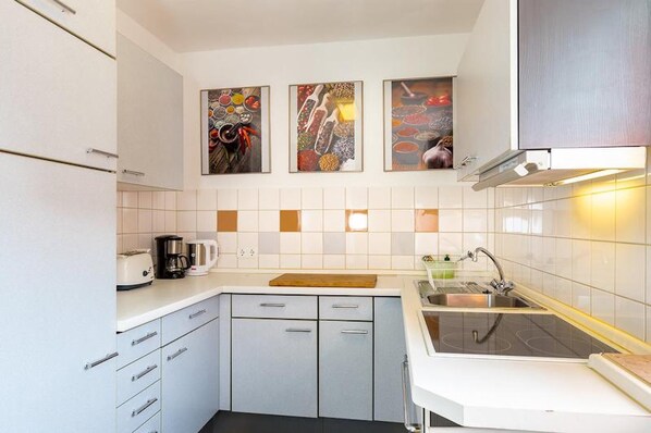 Kühlschrank, Ofen, Herdplatte, Wasserkocher mit Kaffee-/Teezubehör