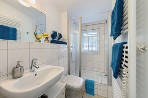 Dusche, kostenlose Toilettenartikel, Haartrockner, Handtücher