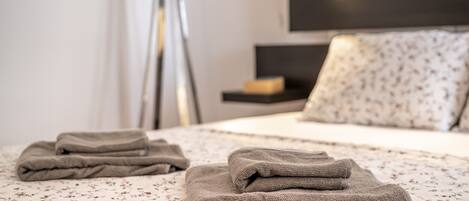 1 habitación, tabla de planchar con plancha, wifi gratis y ropa de cama