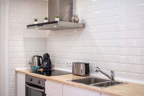 Een koelkast, een microgolfoven, een oven, een kookplaat