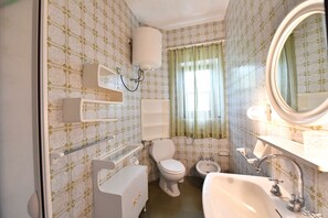 Douche, sèche-cheveux, bidet, serviettes fournies